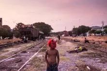 Un niño hondureño juega en las líneas del tren de Arriaga con una máscara de diablo que compró por 6 pesos mexicanos, el 26 de octubre. Él asegura que desea llegar a Estados Unidos para evitar que la pandilla MS-13 lo siga acosando para que se incorpore.