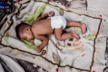 Dilan Ramírez, de 5 meses, hondureño, duerme en uno de los albergues improvisados por la municipalidad en Mapastepec, Chiapas, el 24 de octubre. Miles de bebés viajan junto con sus padres en la caravana, enfrentando la intemperie.
