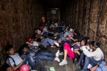 Viernes 19 de octubre. Un grupo de migrantes hondureños viajan al interior de un furgón de carga para unirse a la caravana migrante que se concentraba en la frontera de Tecún Umán, que colinda con Chiapas, México. Foto: Fred Ramos.