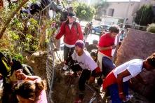 "¿Por qué nos matan? ¿Por qué nos asesinan? Si somos la esperanza de América Latina", corearon algunos de los migrantes en su camino al muro de Estados Unidos. En la imagen, algunos migrantes descienden al canal tras romper una malla ciclón. 