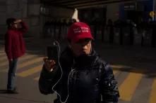 Una tijuanense, activista anti migrantes conocida en redes sociales como Paloma for Trump, realiza una transmisión en vivo, en sus redes sociales, del platón de los migrantes en la garita de El Chaparral. Algunos tijuanenses hicieron activismo en redes y en algunas marchas contra la presencia de los centroamericanos en esa ciudad. 