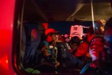 Migrantes centroamericanos esperan la salida de un microbús de transporte colectivo, que los llevará de Masatepec a Pijijiapan, Chiapas. Algunos de los migrantes de la caravana optan por tomar microbuses para evitar caminar decenas de kilómetros.