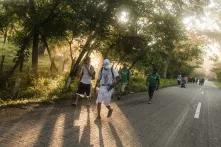 Miembros de la caravana caminan hacia Pijijiapan, Chiapas, sobre la carretera 200, el 25 de octubre. Hasta la fecha, la caravana ha recorrido 340.4 kilómetros en el territorio mexicano.