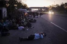 La caravana de migrantes salvadoreños descansa a la orilla de la carretera, cerca de una estación migratoria, en el municipio de Mapastepec, en el estado de Chiapas, México, el siete de noviembre de 2018. La caravana avanzó ese día hasta el municipio de Arriaga.