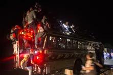  En horas de la noche, los migrantes abarrotaron un autobús rumbo a Escuintla, en Guatemala. El punto de abordaje fue en la aldea El Obraje, del municipio de Moyuta, departamento de Jutiapa. Foto: Víctor Peña.