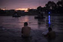 Al final de la tarde del jueves 1 de noviembre, después de 31 horas de recorrido, los miembros de la caravana tomaron un baño en el río Suchiate. Frente a ellos se paseaban las balsas de madera, y, del otro lado, las patrullas de la Policía mexicana se hacían notar.