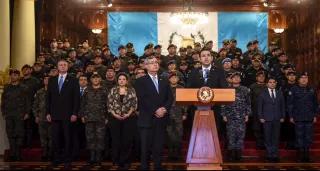 El Presidente de Guatemala, Jimmy Morales, rodeado de más de 70 militares, en la conferencia de prensa en la que anunció que no pedirá a la ONU renovar el mandato de la Comisión Internacional contra la Impunidad en Guatemala (Cicig).