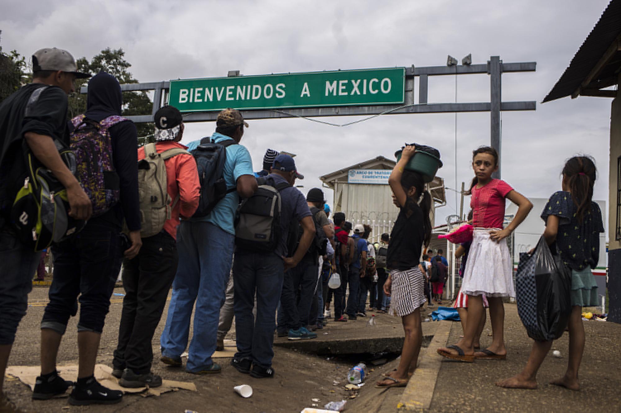 A las 11:57 de la mañana del 19 de enero, el último grupo de migrantes ingresó a las oficinas del paso fronterizo El Ceibo para registrarse. El gobierno de México les prometía trabajo, y llevarlos a un lugar seguro en el estado de Tabasco. Foto: Víctor Peña. A las 11:57 de la mañana del 19 de enero, el último grupo de migrantes ingresó a las oficinas del paso fronterizo El Ceibo para registrarse. El gobierno de México les prometía trabajo, y llevarlos a un lugar seguro en el estado de Tabasco. Foto: Víctor Peña.