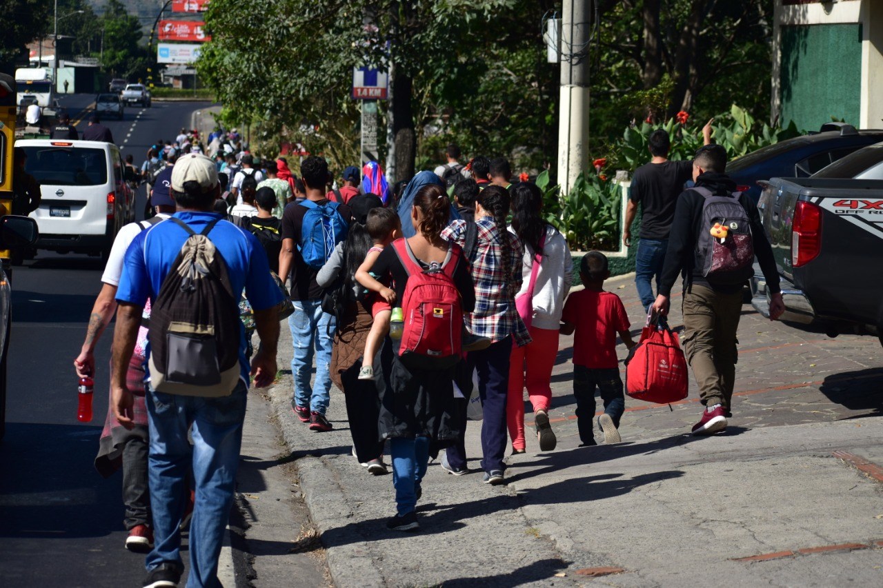 La caravana inició su travesía desde El Salvador del Mundo. En Sonsonate se unieron otros migrantes. Foto de Emerson Flores, Revista Gato Encerrado. La caravana inició su travesía desde El Salvador del Mundo. En Sonsonate se unieron otros migrantes. Foto de Emerson Flores, Revista Gato Encerrado.