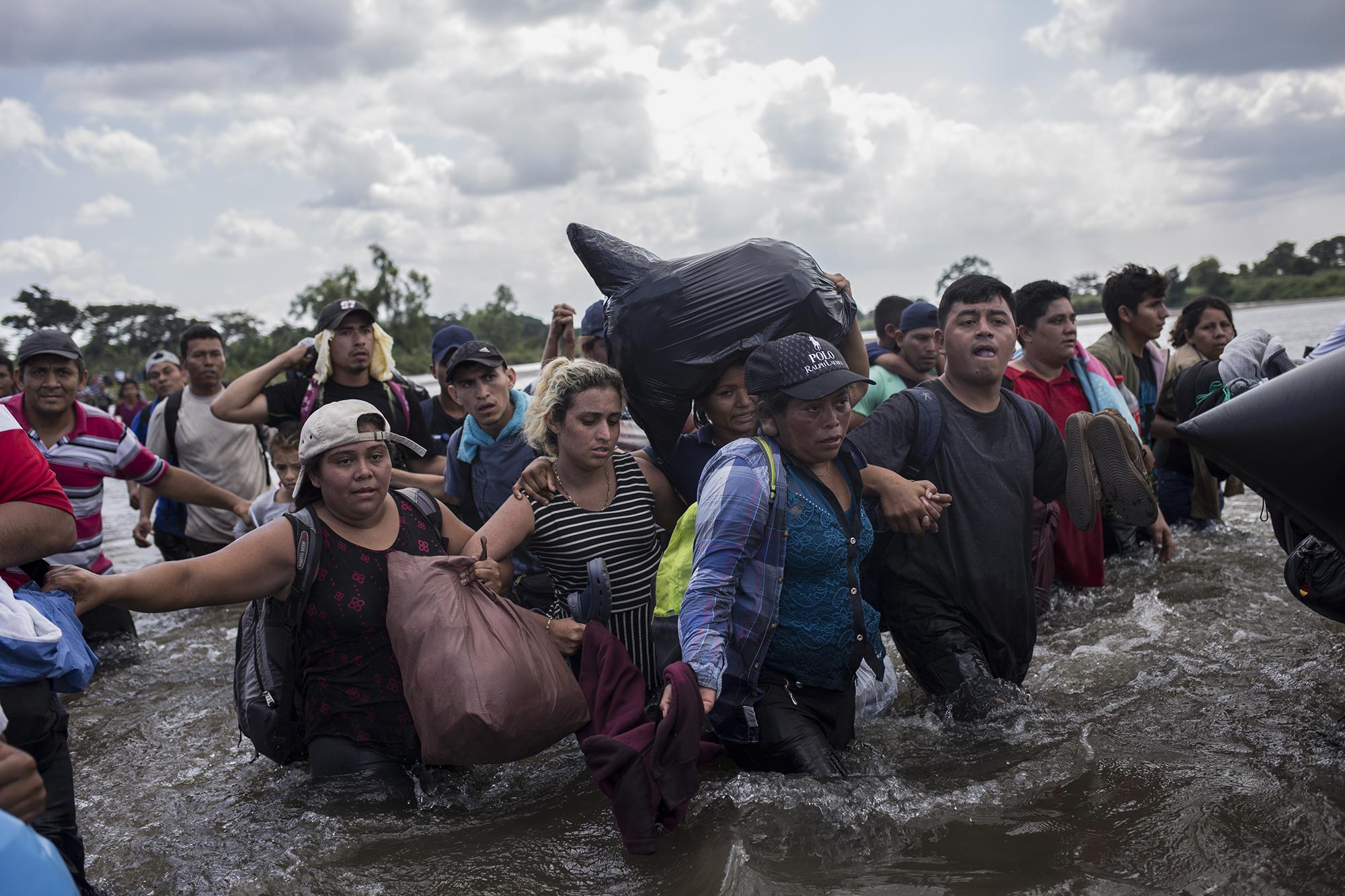 Foto Migración 2021 Migrantes salvadoreños cruzan el cauce del río Suchiate, que marca la línea fronteriza entre Guatemala y México, el 2 de noviembre de 2018, previo a la llegada de Bukele a la Presidencia. La caravana que partió de San Salvador el 31 de octubre, pretendía llegar hasta Estados Unidos. Foto de El Faro: Víctor Peña.