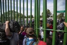 El sábado por la mañana un grupo de aproximadamente 300 migrantes intentó cruzar sin registro la frontera mexicana, en el forcejeo los elementos de seguridad rosearon con gas pimienta a los migrantes y cerraron los portones de ingreso, Tecún Umán, 18 de enero de 2020. Foto: Fernando Silva.