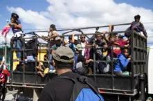 Las largas distancias se hicieron en base de pedir aventones a camiones pequeños y grandes que pudiesen trasladar a grupos completos de la Caravana Migrante, Santa Rosa de Copán, 15 de enero de 2020. Foto: Fernando Silva.