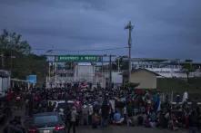 Ante la llegada de una caravana de migrantes, las autoridades mexicanas cerraron por completo el acceso en el paso fronterizo El Ceibo. Mas de 800 personas se plantaron durante horas sobre la calle principal del pequeño poblado de El Ceibo. Foto: Víctor Peña.