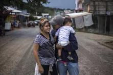 Katheryn y Óscar vendieron todo lo que tenían y huyeron de San Pedro Sula. Ella tiene 17 años. Él, de 19, sostiene al hijo de ambos, de un año. Katheryn está embarazada de nuevo. Foto: Víctor Peña.