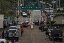 Minutos después de que la caravana ingresara a México la calle principal de El Ceibo volvió a la normalidad, a la rutina vacía de una frontera remota. Víctor Peña.
