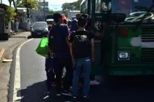 La caravana se dividió en varios grupos que abordaron unidades de transporte con dirección a Sonsonate. Foto de Emerson Flores, Revista Gato Encerrado. 