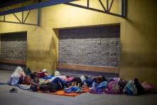 Un grupo de personas que se unieron a la segunda caravana migrante de enero, descansa en la Terminal Metropolitana de Buses. San Pedro Sula, 30 de enero de 2020. Foto: Martín Cálix.