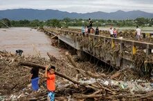 Un puente dallando por afectaciones del cambio climático