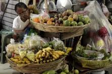 Una vendedora de frutas y verduras en el interior del Mercado Oriental de la ciudad de Managua.