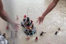 Viernes 19 de octubre. Varios balseros mexicanos se aproximaron al puente fronterizo e incitaron a los migrantes a saltar al río Suchiate, ofreciéndoles llevarlos a la orilla mexicana. Cientos de migrantes se lanzaron al río desde un altura aproximada de 10 metros.