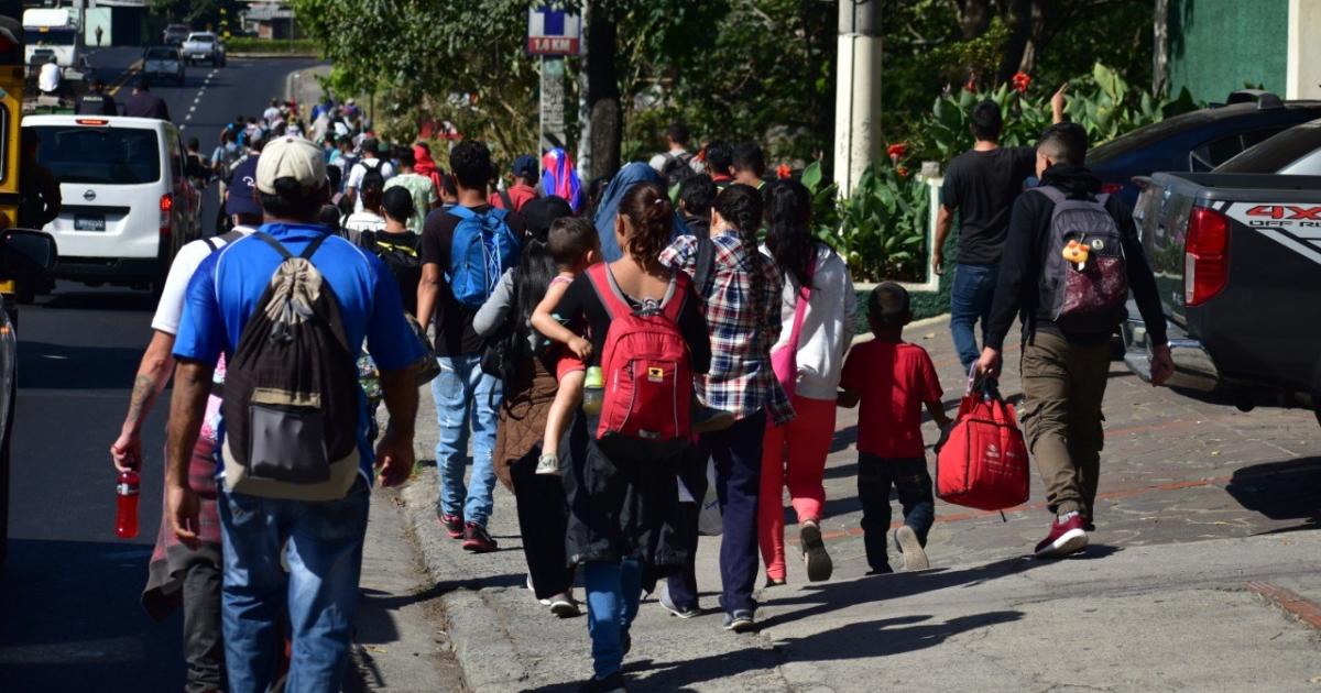 La caravana de salvadore os que huye del