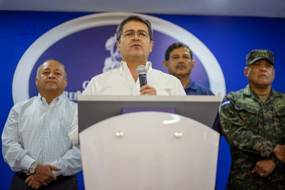Juan Orlando Hernández, presidente de Honduras sale a dar conferencia de prensa para desligarse de acusaciones por narcotráfico, rodeado del ministro de Seguridad, el militar Julián Pacheco Tinoco y el ministro de Defensa, General Fredy Díaz. Agosto 2019. 