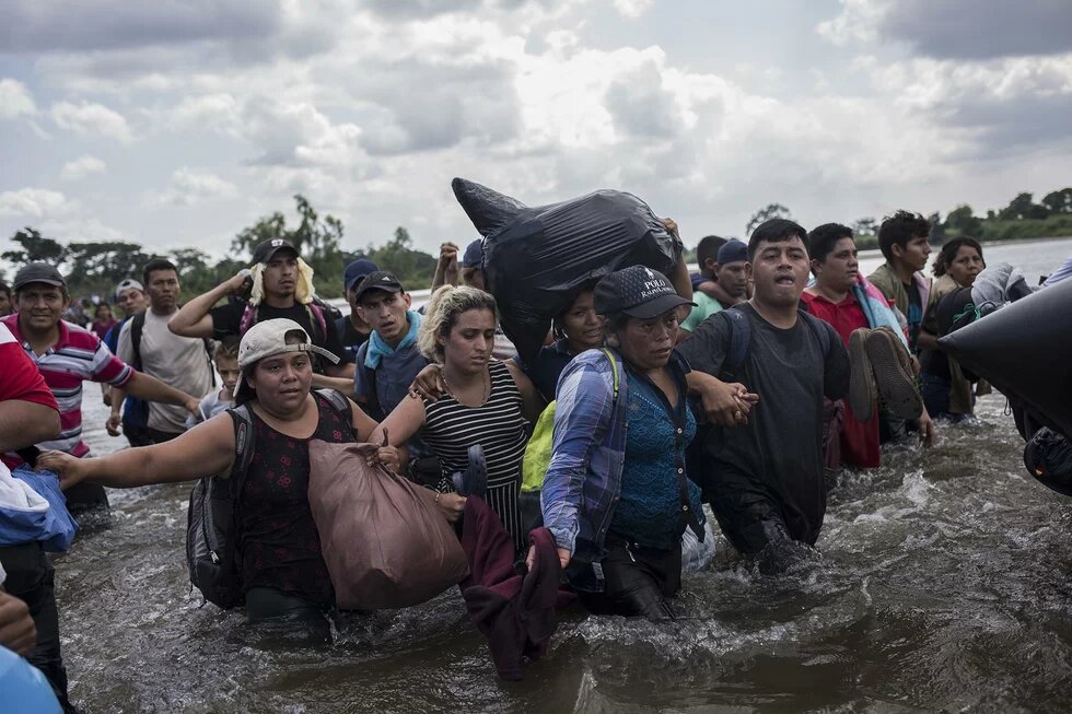 Migrantes salvadoreños cruzan el cauce del río Suchiate, que marca la línea fronteriza entre Guatemala y México, el 2 de noviembre de 2018, previo a la llegada de Bukele a la Presidencia. La caravana que partió de San Salvador el 31 de octubre, pretendía llegar hasta Estados Unidos. Foto de El Faro: Víctor Peña. 