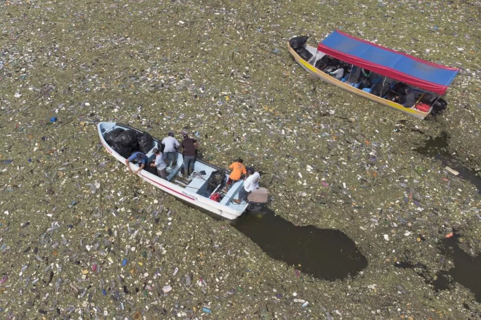 Pescar plástico y basura en el Cerrón Grande