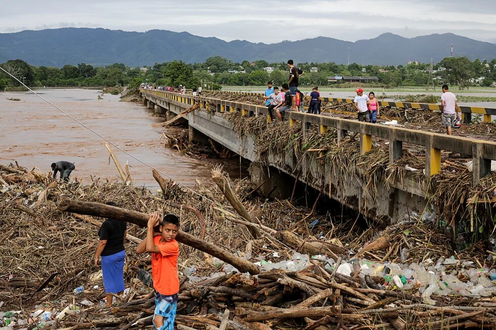 Un puente dallando por afectaciones del cambio climático