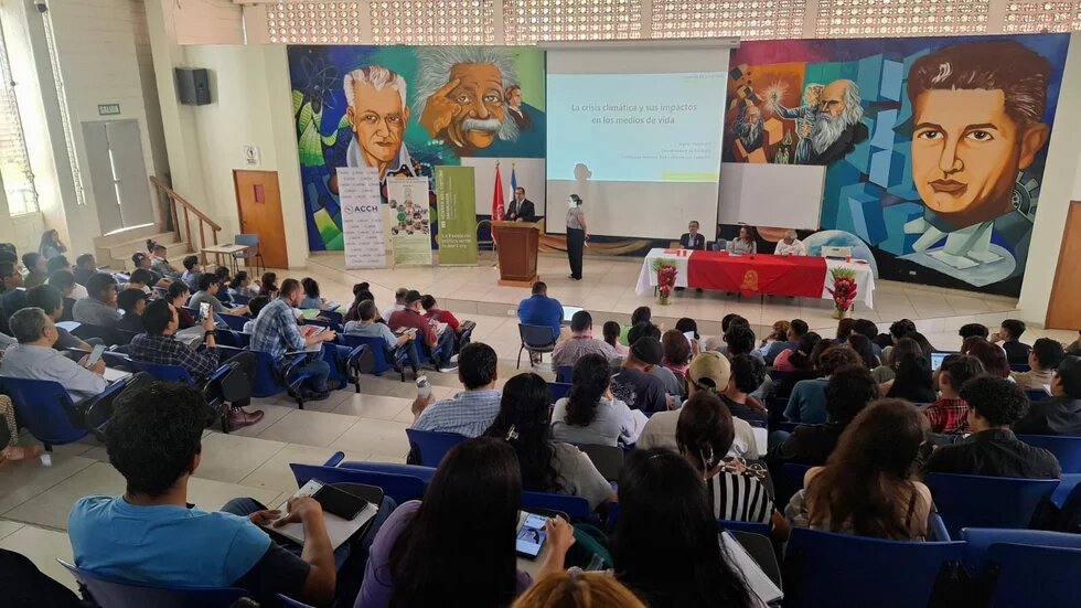 Presentación del informe en la Universidad de El Salvador