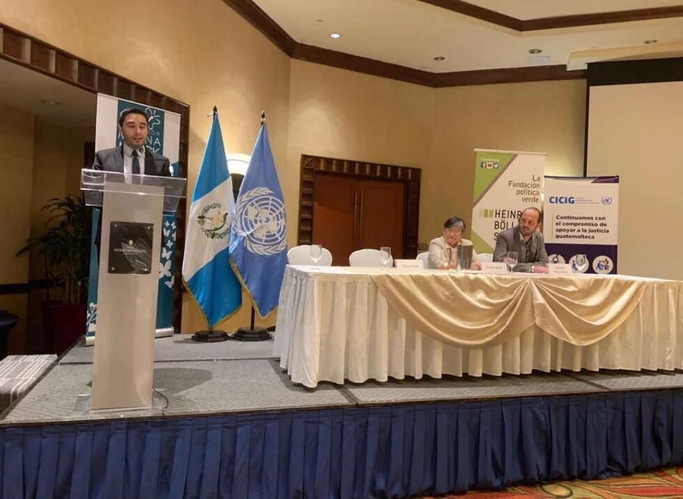 Matías Ponce, vocero de la Comisión Nacional Contra la Impunidad en Guatemala (CICIG), Helen Mack, directora de la Fundación Myrna Mack, y Harald Waxenecker, historiador e investigador asociado.