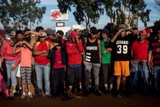 La caravana se estrella contra el muro en Tijuana Heinrich B ll