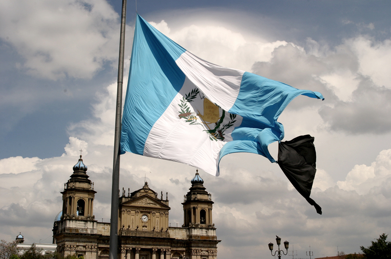 Bandera a media asta, en Guatemala.